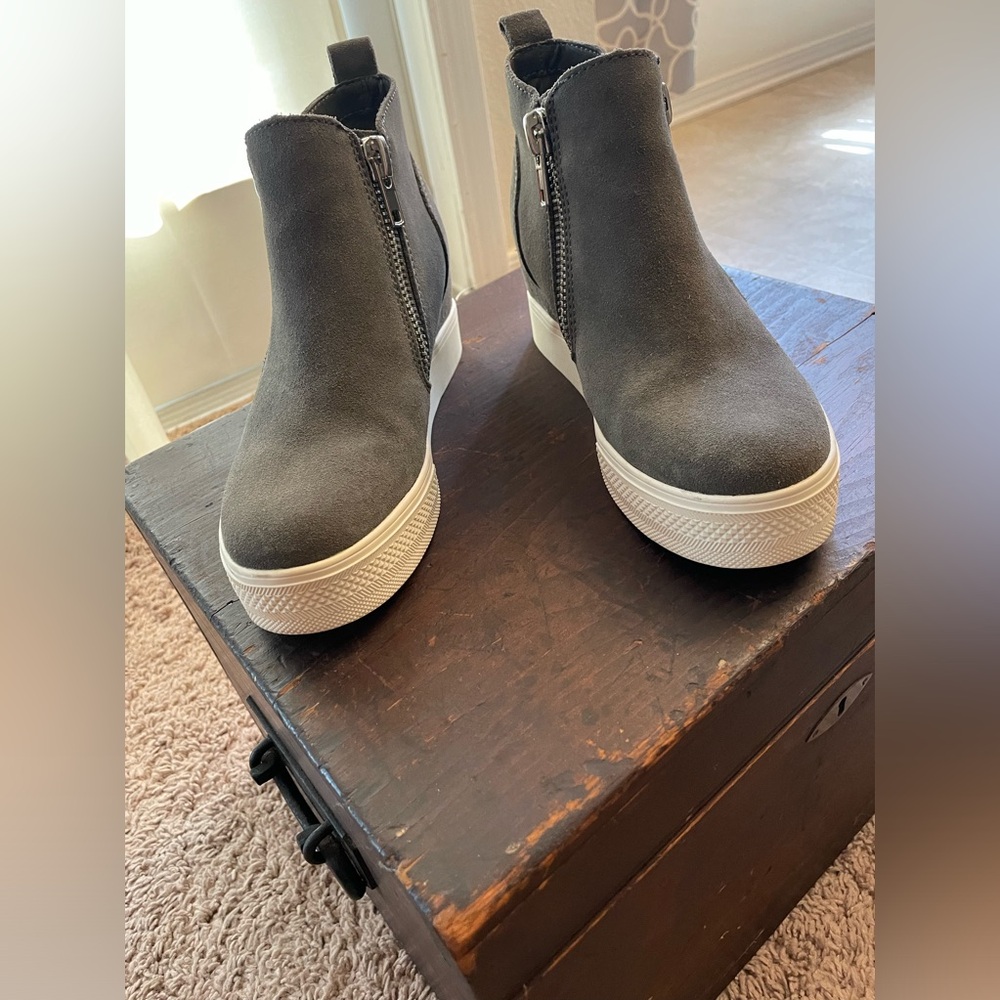 STEVE MADDEN Women’s Sz 7 M, gray suede leather ankle booties.